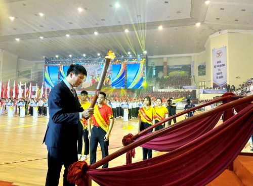 Bí thư Tỉnh uỷ Ninh Bình Trần Huy Tuấn thực hiện nghi thức châm lửa, thắp sáng đài lửa tại Đại hội TDTT tỉnh Ninh Bình