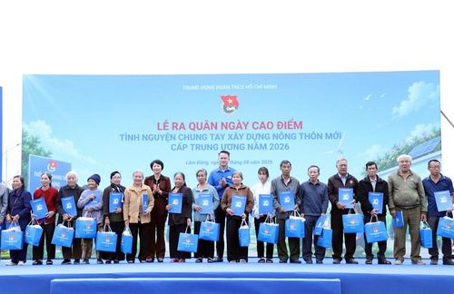 Ban Tổ chức trao quà cho các gia đình chính sách