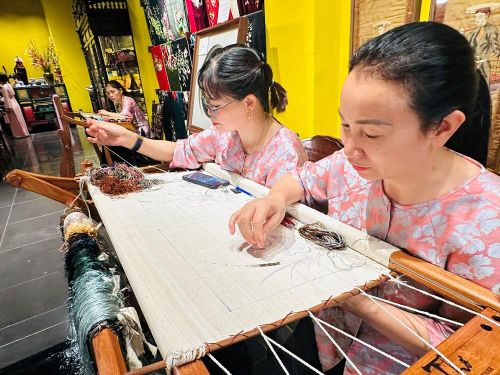 Các nghệ nhân thực hành thêu tay tại "Không gian nghệ thuật thủ công đương đại Thơ Heritage House"