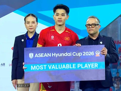 Đình Bắc nhận giải Cầu thủ xuất sắc nhất ASEAN Cup 2026. Ảnh: ACMN