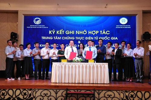 Lãnh đạo Trung tâm Chứng thực điện tử quốc gia và Sở Khoa học và Công nghệ Cần Thơ đã kí kết Bản ghi nhớ hợp tác giữa hai bên - Ảnh: chinhphu.vn/LS