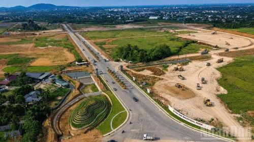 Khu công nghiệp Phú Sơn có diện tích 213,68ha, đang thi công hạ tầng trục chính và san lấp mặt bằng, tạo kết nối với khu kinh tế trọng điểm với các tỉnh lân cận.