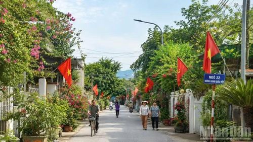 Đường làng, ngõ xóm ở Lương Sơn ngày một xanh, sạch, đẹp.