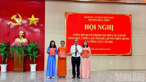 Ông Trần Nguyên Lộc, Chủ tịch Ủy ban nhân dân phường trao quyết định cho các giáo viên.