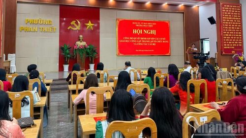 Phường Phan Thiết tổ chức hội nghị công bố quyết định.