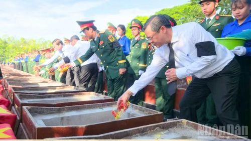 Lãnh đạo thành phố Cần Thơ thực hiện nghi thức an tang hài cốt liệt sĩ. (Ảnh: VĂN ÚT)