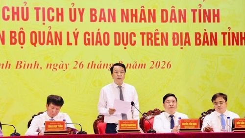Đồng chí Nguyễn Thanh Bình, Phó Bí thư Tỉnh ủy, Chủ tịch Ủy ban nhân dân tỉnh Ninh Bình điều hành tại hội nghị. (Ảnh: ĐỨC LAM)