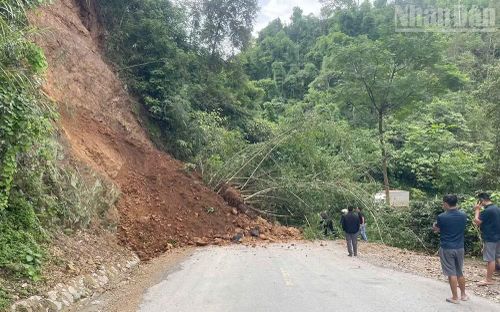 Sạt lở ta-luy dương tại Km20+200, Quốc lộ 4G, thuộc bản Chạm Cọ, xã Chiềng Mai, huyện Mai Sơn cũ. (Ảnh: XUÂN HỒNG)