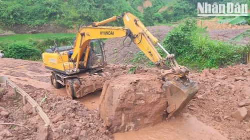Các đơn vị khẩn trương khắc phục sạt lở tại Km3+620, đường tỉnh 106 đoạn qua xã Mường Giôn, huyện Quỳnh Nhai cũ, tỉnh Sơn La. (Ảnh: XUÂN HỒNG)
