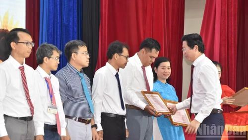 Đồng chí Huỳnh Minh Tuấn trao Bằng khen cho các giáo viên bồi dưỡng học sinh đạt giải Kỳ thi chọn học sinh giỏi quốc gia năm 2026.