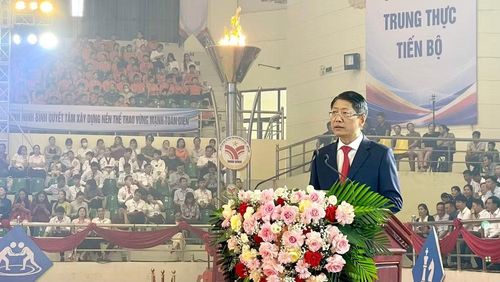 Đồng chí Trần Song Tùng, Phó Chủ tịch Thường trực Ủy ban nhân dân tỉnh phát biểu tại buổi lễ.(Ảnh: YẾN TRINH)