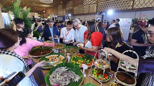 Các khách mời thưởng thức món ăn dân dã của Việt Nam tại sự kiện. (Ảnh: Ban tổ chức)
