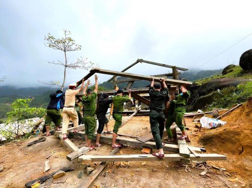 Chung sức xóa nhà tạm, nhà dột nát cho nhân dân.