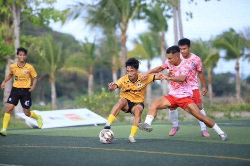 Quảng cáo Phát Đạt (phải) đã có trận thắng tối thiểu trước V&V.