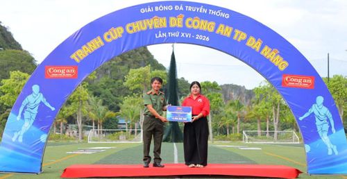 Thượng tá Nguyễn Quang Sang trao tặng chương trình từ thiện "Nồi cháo tình thương" & "Mang yêu thương về vùng cao".