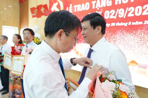 Bí thư Đảng ủy phường Hải Vân Hoàng Thanh Hòa trao Huy hiệu Đảng cho các đảng viên đủ tiêu chuẩn.