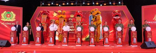 Các đại biểu lãnh đạo ấn nút khởi công công trình.