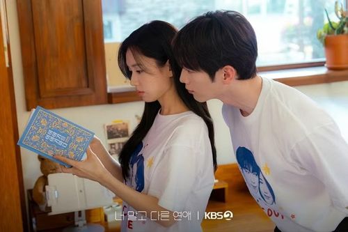 "A Love Other than Yours" là một câu chuyện tình yêu chân thực và gần gũi, khắc họa những biến động cảm xúc và rạn nứt trong mối quan hệ của những cặp đôi yêu nhau lâu năm đang đứng trước ngưỡng cửa hôn nhân, khi họ bất ngờ gặp gỡ những người mới. Câu chuyện đan xen một cách tinh tế những cung bậc cảm xúc chân thật và mãnh liệt của bốn con người: Một cặp đôi đã gắn bó hơn mười năm và những người mới bất ngờ bước vào cuộc đời họ. Namgung Ho (Seo Kang Jun), một nhân viên văn phòng, đã đưa ra một lời đề nghị táo bạo sau khi phải đối mặt với sự dao động tình cảm từ người yêu mà anh vô cùng trân trọng, qua đó bị cuốn vào một cơn lốc cảm xúc đầy bất ngờ. Lee Mi Do (Ahn Eun Jin) luôn tỏa sáng rực rỡ trên phim trường. Ngay cả khi để mặt mộc và mặc chiếc áo phông giản dị, cô vẫn không thể che giấu được vóc dáng tuyệt đẹp của mình. Khi cau mày hay tức giận, thần thái cuốn hút của cô càng bùng nổ và trở nên quyến rũ hơn bao giờ hết. Dù đã có bạn trai, cô lại rơi vào trạng thái rối bời sau khi gặp gỡ một người mới, khiến trái tim mình rung động.