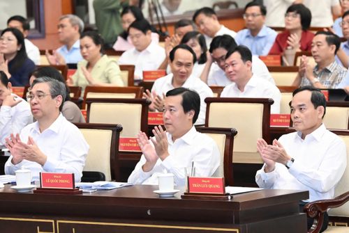  Từ phải qua: đồng chí Trần Lưu Quang, Bí thư Thành ủy TPHCM; đồng chí Lê Quốc Phong, Phó Bí thư Thường trực Thành ủy TPHCM và đồng chí Nguyễn Phước Lộc, Phó Bí thư Thành ủy, Chủ tịch Ủy ban MTTQ Việt Nam TPHCM dự hội nghị. Ảnh: VIỆT DŨNG 