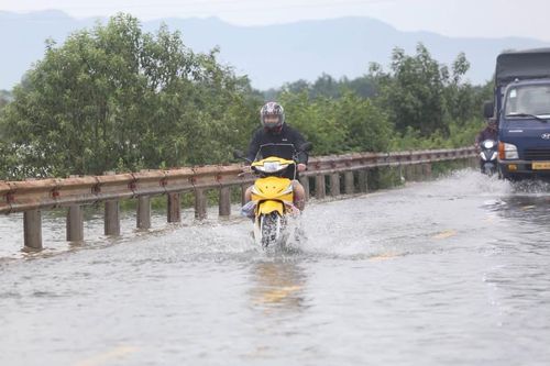  Đường 241B thuộc các xã Phú Cát và Kiều Phú (TP Hà Nội) ngập khi nước sông Tích lên cao sau 3 ngày mưa liên tục. Ảnh: ĐỨC MẠNH 