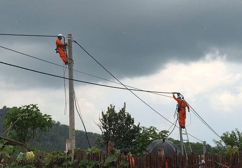  Công nhân điện lực nỗ lực khắc phục sự cố sau đợt mưa lớn tại tỉnh Lạng Sơn. Ảnh: TỔNG CÔNG TY ĐIỆN LỰC MIỀN BẮC 