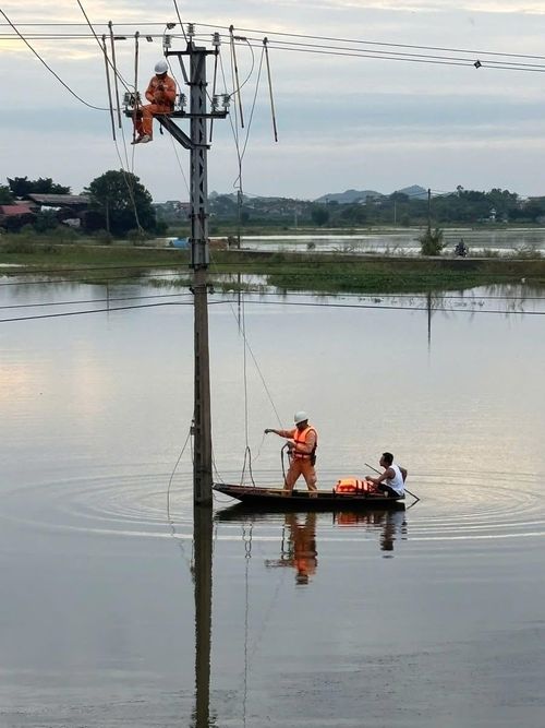  Ngành điện lực khắc phục sự cố mất điện tại vùng ngập lụt ở tỉnh Lạng Sơn. Ảnh: TỔNG CÔNG TY ĐIỆN LỰC MIỀN BẮC 