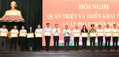  Phó Bí thư Thường trực Thành ủy TPHCM Lê Quốc Phong và Chủ tịch UBND TPHCM Nguyễn Văn Được trao Bằng khen đến các tập thể. Ảnh: VIỆT DŨNG 
