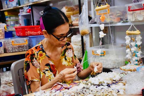 Những người thợ thủ công tỉ mỉ, cần mẫn tạo nên những sản phẩm mỹ nghệ độc đáo.