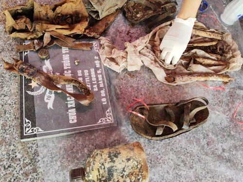  Nhiều di vật được phát hiện khi khai quật lấy mẫu xác định danh tính tại mộ số 2, hàng 5, lô D9, Nghĩa trang liệt sĩ Ngọc Hồi, xã Bờ Y. Ảnh: Bộ Chỉ huy Quân sự tỉnh Quảng Ngãi 