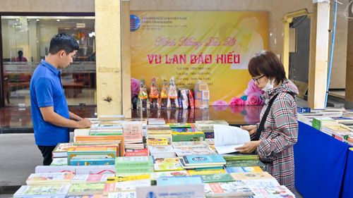  Người dân tham quan Triển lãm - Hội sách Phật giáo tại chùa Vĩnh Nghiêm. Ảnh: MẠNH THẮNG 