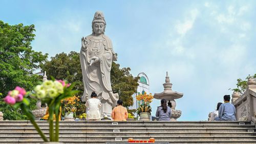 Nhiều người dân đến chùa lễ Phật, cầu mong gia đạo bình an trong mùa Vu Lan. Ảnh: MẠNH THẮNG 