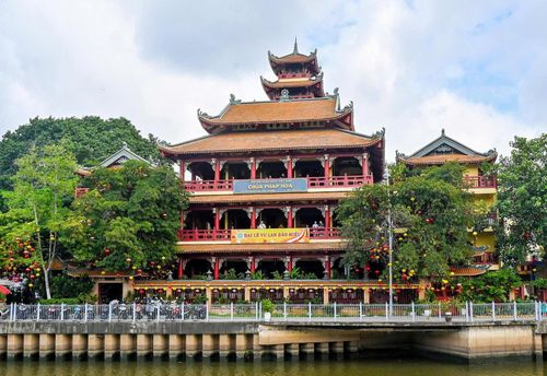 Chùa Pháp Hoa bên dòng kênh Nhiêu Lộc được trang hoàng rực rỡ trong buổi sáng 26-8. Ảnh: MẠNH THẮNG 