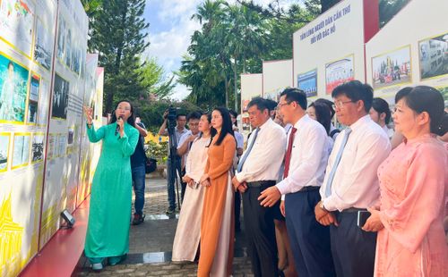  Đại biểu tham quan khu triển lãm ảnh chuyên đề “Miền Nam nhớ mãi ơn Người” 