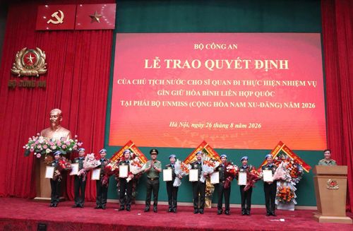  Thứ trưởng Phạm Thế Tùng thừa ủy quyền của Chủ tịch nước trao quyết định cho cho 9 sĩ quan. Ảnh: TRUNG KIÊN 