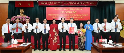 Các đồng chí Thường trực Thành ủy chúc mừng các tập thể nhận quyết định. Ảnh: VIỆT DŨNG