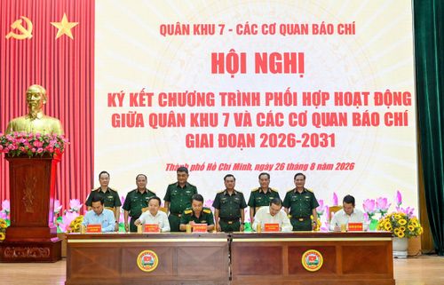  Các cơ quan báo chí ký kết chương trình phối hợp hoạt động với Quân khu 7, Cục Chính trị Quân khu 7. Ảnh: MẠNH THẮNG 