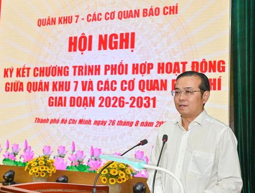 Đồng chí Lê Văn Minh, Thành ủy viên, Tổng Giám đốc Cơ quan Báo và Phát thanh, Truyền hình TPHCM trao đổi về nội dung phối hợp giai đoạn 2026-2031. Ảnh: MẠNH THẮNG 