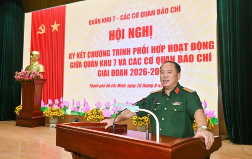  Thiếu tướng Đoàn Xuân Bộ, Tổng Biên tập Báo Quân đội nhân dân chia sẻ tại hội nghị. Ảnh: MẠNH THẮNG 