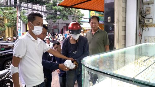 Tủ kính trưng bày tiệm vàng bị đối tượng dùng gạch bê tông đập vỡ để cướp tài sản. Ảnh: CA