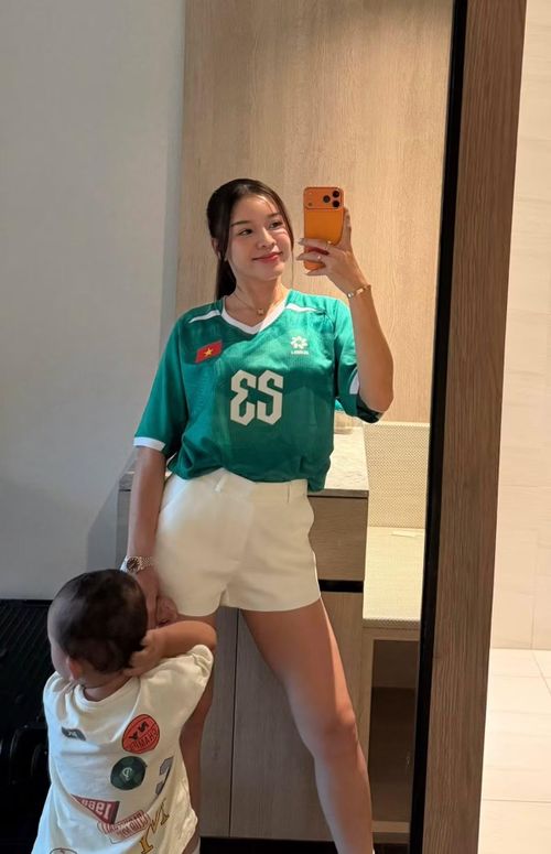 Dù những bức ảnh được chụp bằng camera thường, Yến Xuân vẫn gây ấn tượng với body cân đối, khỏe khoắn. Nhiều người nhận xét cô sở hữu vóc dáng nổi bật trong dàn WAGs Việt Nam. Ảnh: FB Bùi Thị Yến Xuân