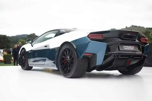 Được phát triển bởi sự hợp tác giữa Trung tâm Thiết kế Lamborghini (Centro Stile) và bộ phận cá nhân hóa Ad Personam, phiên bản One-off Temerario Tricolore sở hữu phối màu ngoại thất vô cùng đặc biệt. Nửa dưới thân xe khoác lên mình lớp sơn xanh Blu Marinus Shiny, trong khi nửa trên phủ sắc trắng Bianco Monocerus.