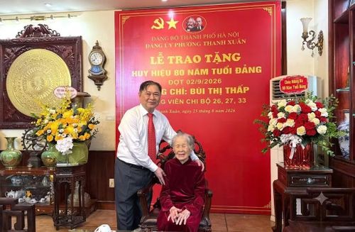 GS.TSKH. Phan Xuân Dũng chúc mừng người mẹ kính yêu. Ảnh: NVCC.