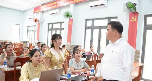 Giáo viên Trường Phổ thông Dân tộc nội trú Tiểu học & THCS La Dêê trao đổi với chuyên gia về những vướng mắc trong ứng dụng AI để thiết kế bài dạy. Ảnh: NTCC