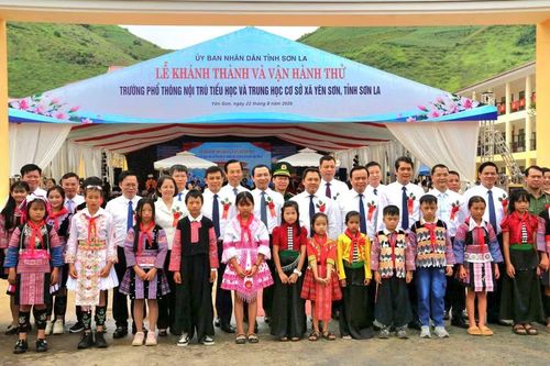 Lãnh đạo tỉnh Sơn La chụp ảnh lưu niệm với thầy và trò nhà trường.