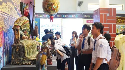 Tham quan, tìm hiểu lịch sử, văn hóa tại không gian triển lãm và trưng bày chuyên đề.