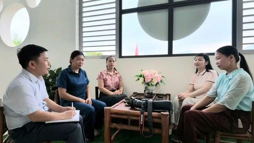 Phóng viên Báo Giáo dục và Thời đại trao đổi với Ban Giám hiệu, giáo viên Trường Mầm non Đại Từ 1 (xã Đại Từ).
