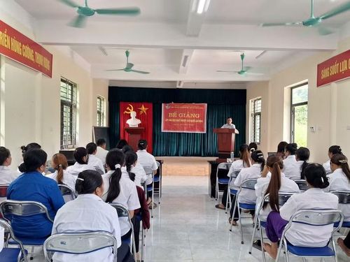 Bế giảng lớp đào tạo nghề cho lao động do Trung tâm GDNN-GDTX 1 tổ chức.