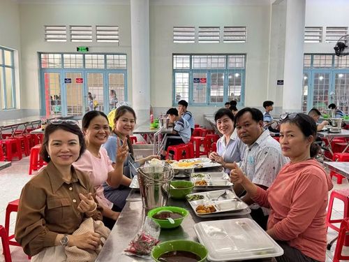 Phụ huynh học sinh ăn bữa ăn bán trú cùng học sinh tại Trường THCS Lê Quý Đôn (phường Thủ Đức, TPHCM). Ảnh: PN.