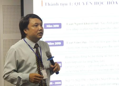 Ông Tạ Ngọc Trí - Phó Vụ trưởng Vụ Giáo dục Phổ thông tham luận tại hội thảo.