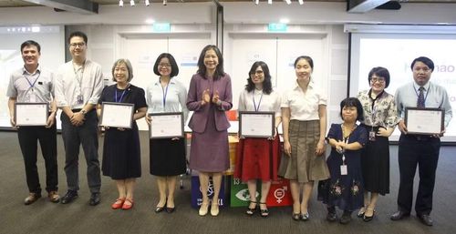 Bà Pauline Tamesis, Điều phối viên thường trú Liên Hợp Quốc tại Việt Nam trao tặng bằng khen ghi nhận những đóng góp ý nghĩa của các cá nhân và tổ chức cho Dự án chung của Liên Hợp Quốc về hòa nhập người khuyết tật (2022-2026).